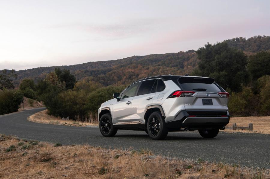  Toyota RAV4 XSE Hybrid 2018 года  (NA) (фото 36 из 71)